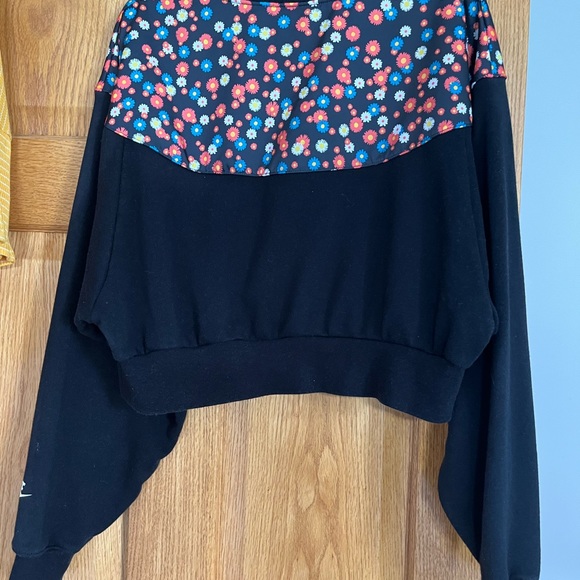 Nike Crop Top Sweatshirt - Picture 3 of 4